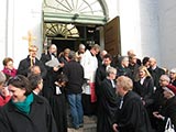 Nun treten der Gemeindekirchenrat und und alle Pfarrer aus der Kirche.